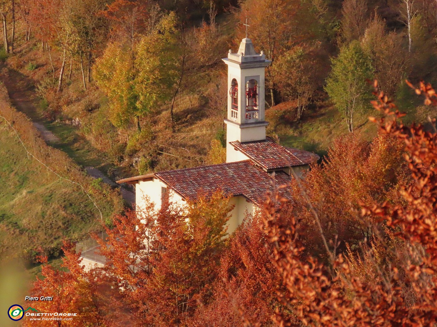 60 Splendida la chiesetta di S. Barnaba nei caldi colori autunnali del tramonto.JPG